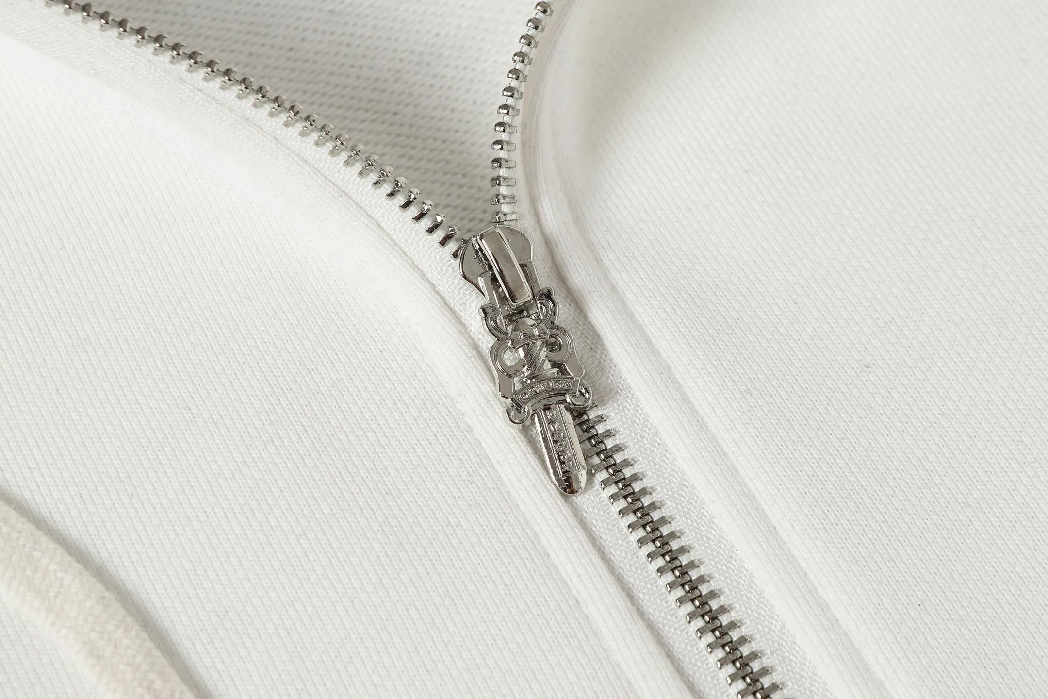 P260 02 cross-border model, please do not place an order if you pursue quality - Chrome Hearts/Chrome Hearts Horseshoe Sanskrit printed zipper sweatshirt cardigan jacket - High weight, high density and high quality. The wool is soft, delicate and skin-friendly. It feels soft and silky. It has excellent warmth and skin-friendly properties. - Custom-woven and dyed, no color difference. No matter the fabric or workmanship details, it beats the ordinary version on the market. - Hardware zipper accessories are all customized, full of details - Color: black white -Size: S M L XL